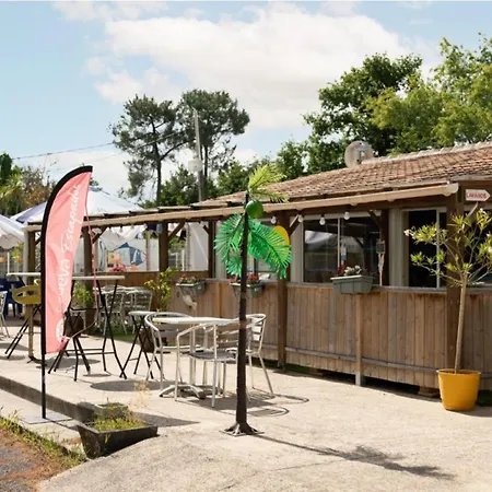 Mobil Avec Terrasse - 2 Personnes - Api-1-52-276